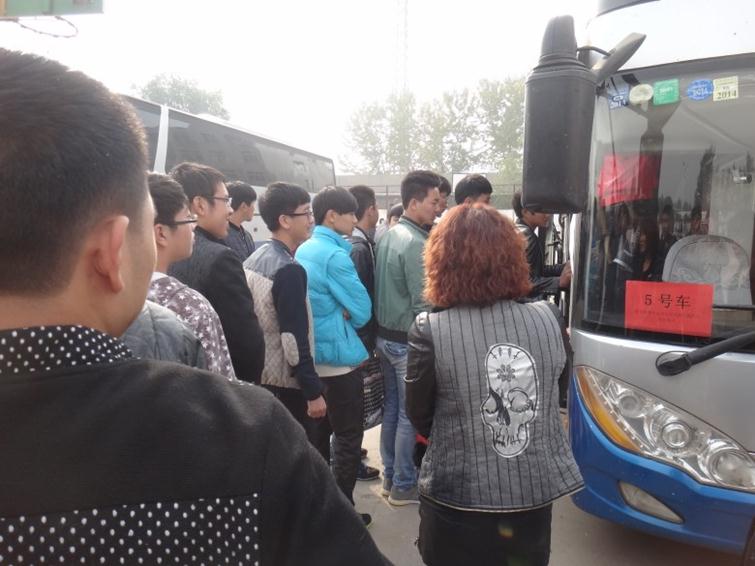 学生排队上车 奔赴就业岗位.jpg